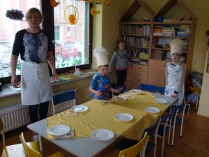 Dzieci z grupy Kotków pieką ciastka