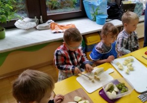 Skrzaty poznaja warzywa i owoce 16